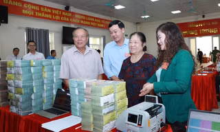 GPMB Quốc lộ 1A: Máy đếm tiền chạy hết công suất, người dân mang bao tải tiền về