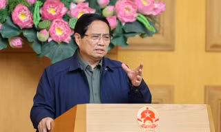 Chủ trì họp khẩn về mưa lũ, Thủ tướng yêu cầu bằng mọi biện pháp tiếp tế cho người dân