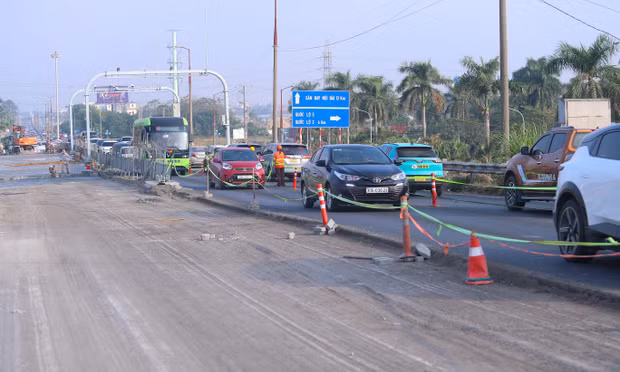 Cầu Thăng Long trước mốc 31/10: Xe nối đuôi qua đoạn đường thu hẹp