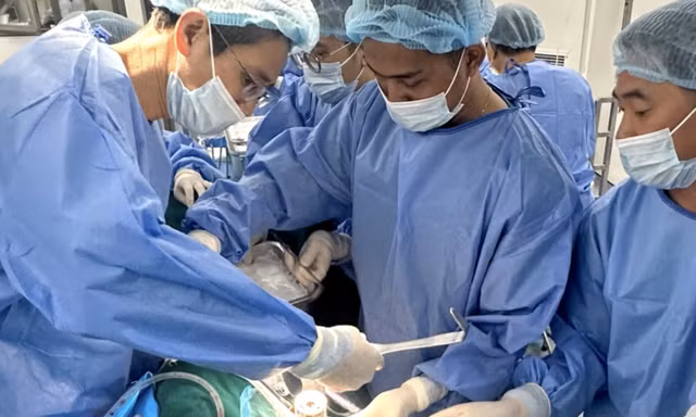 Chồng hiến thận cứu vợ trong ca ghép thận đầu tiên tại Đồng Nai