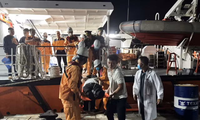 Xuyên đêm đưa thuyền viên tàu Nhật Bản nguy kịch vào bờ cấp cứu