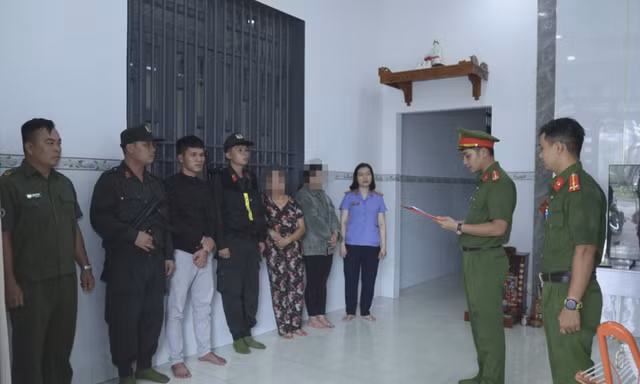Khởi tố nhóm đối tượng tham ô hơn 1.200 tấn nguyên liệu chì