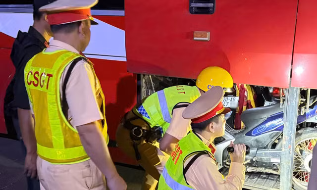 Phát hiện xe khách chở hàng là xe mô tô liên quan vụ trộm cắp