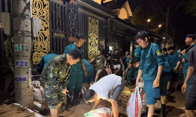 Bộ đội, dân quân thức trắng đêm dọn bùn đất, giúp dân ứng phó mưa ngập ở Đồng Nai