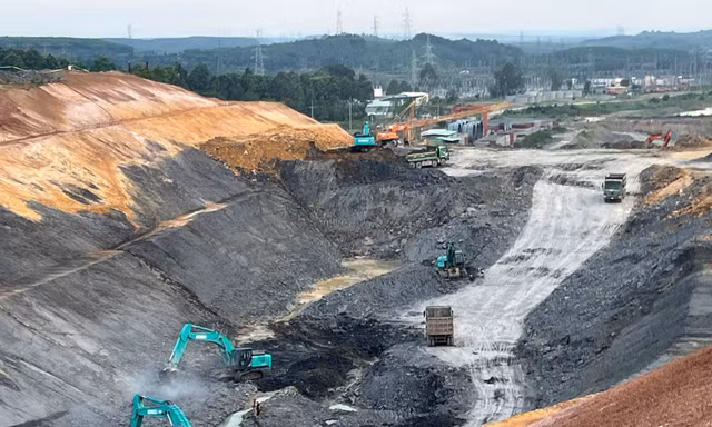 Nhộn nhịp công trường mở rộng hồ thủy điện lớn nhất miền Nam
