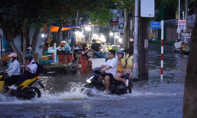 Đường phố trung tâm Đồng Nai ngập nặng do triều cường