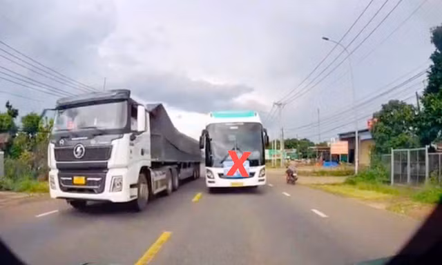 Xử phạt tài xế vượt ẩu gây xôn xao mạng xã hội 