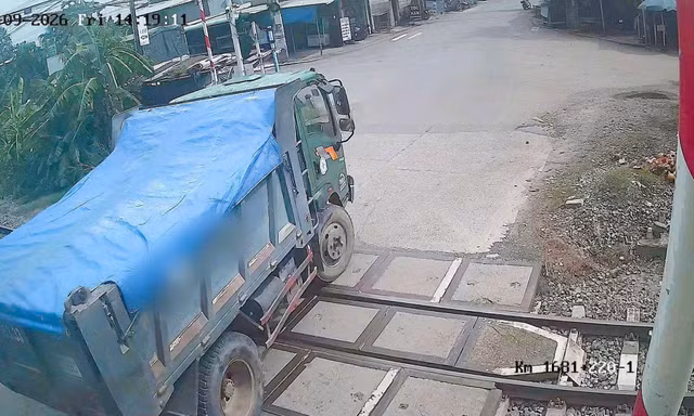 Cố vượt đèn đỏ đường sắt, hai tài xế ô tô trả giá đắt 