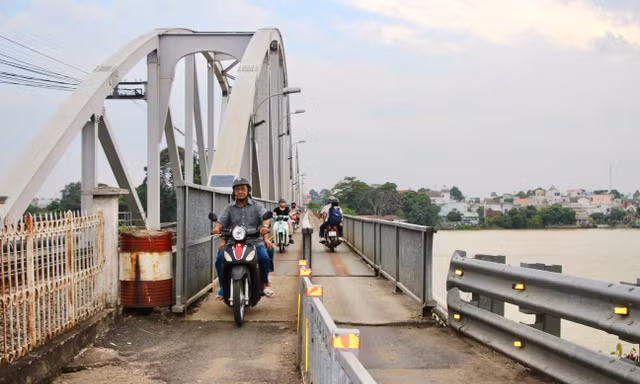Cầu Ghềnh mở lại đường bộ, người dân phấn khởi sau gần nửa năm đi vòng