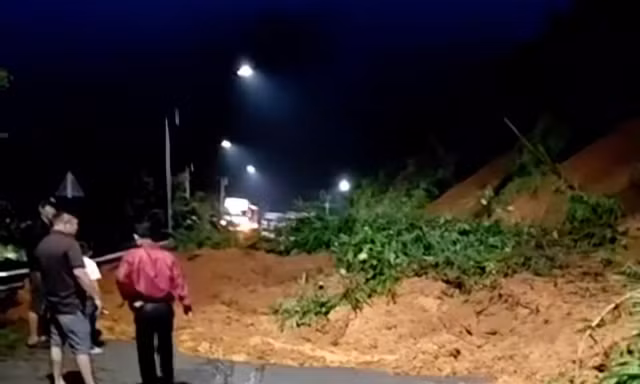 Mưa lớn, đất đá tràn xuống con dốc trên tuyến đường huyết mạch ở Đồng Nai