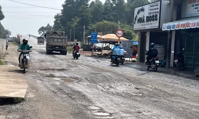 Đường dân sinh sát nách cao tốc Biên Hòa - Vũng Tàu bị 'băm nát'