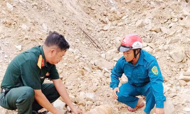 Đang thi công đường, phát hiện vật thể nghi là bom ở Đồng Nai