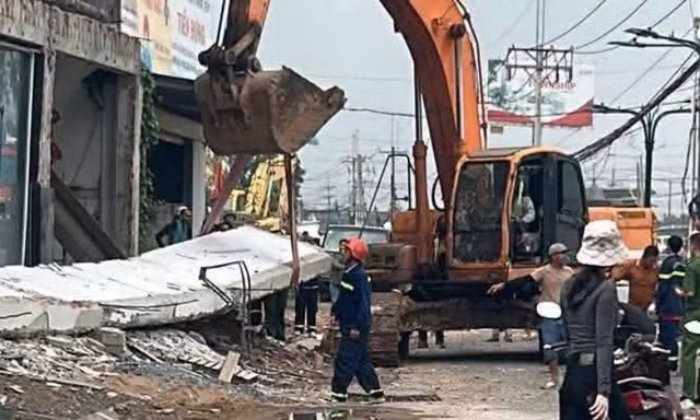 Sập ô văng bê tông khi đang sửa nhà, một người tử vong