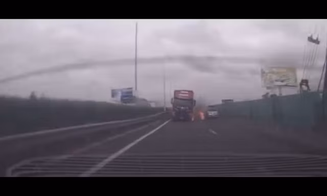 [Clip] Xe đầu kéo nổ văng lốp rồi bốc cháy trên cao tốc