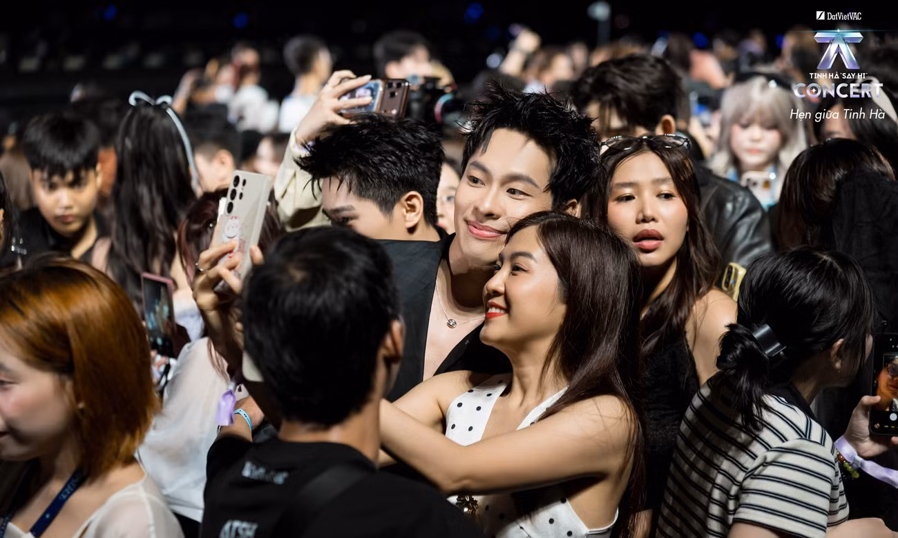 Cảnh tượng 24 nghệ sĩ bị bao vây 