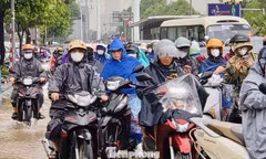 Giao thông hỗn loạn vì mưa lớn, gần trưa người dân vẫn 'chôn chân' giữa biển xe trên đường