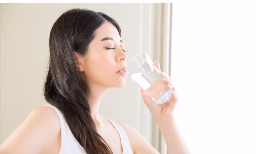 Điều gì xảy ra khi uống nước vào buổi sáng?