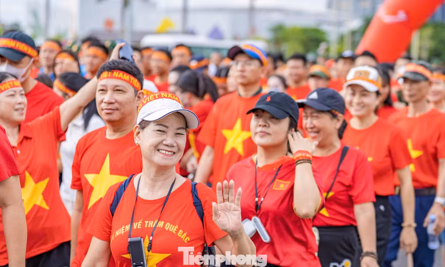 Hơn 1,7 triệu người đi bộ ‘Cùng Việt Nam tiến bước’ 