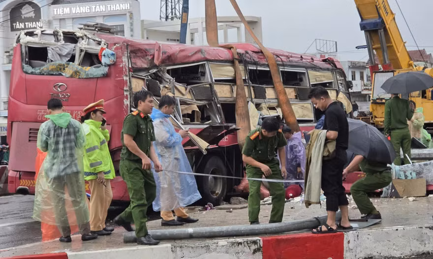 Thông tin mới vụ va chạm khiến xe khách lật xuống đường