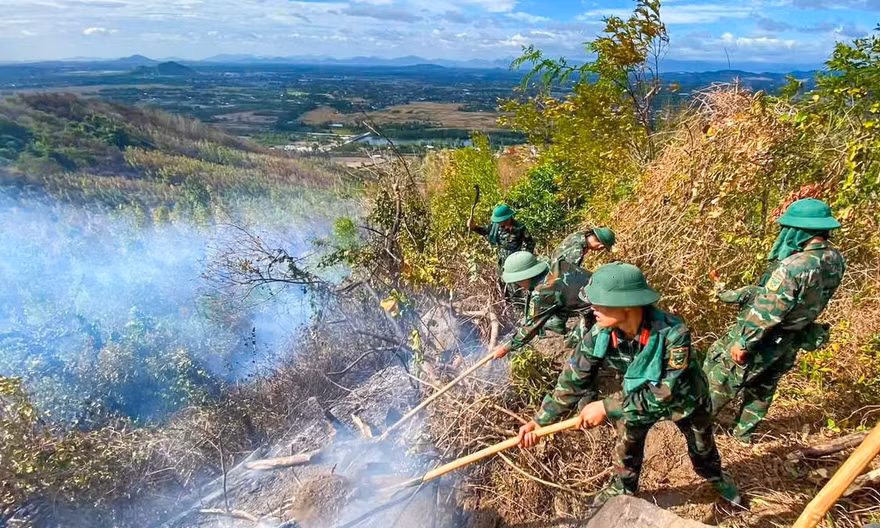 Cháy rừng trên núi cao, lực lượng chức năng Gia Lai căng mình dập lửa