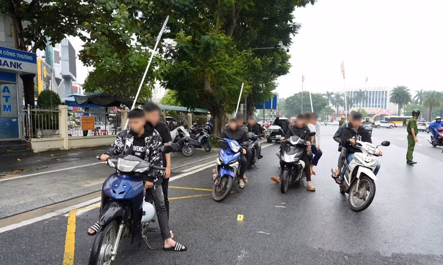 Làm rõ nhóm đối tượng chạy xe máy hơn 80 km/h, mang hung khí diễu phố tại Huế
