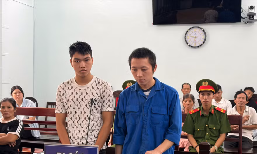 Vô cớ dùng vỏ chai bia ném vào mặt người đi đường