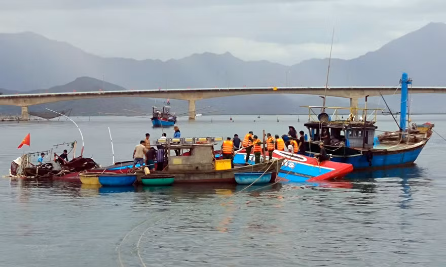 Sóng lớn đánh chìm tàu cá gần cửa biển ở Huế