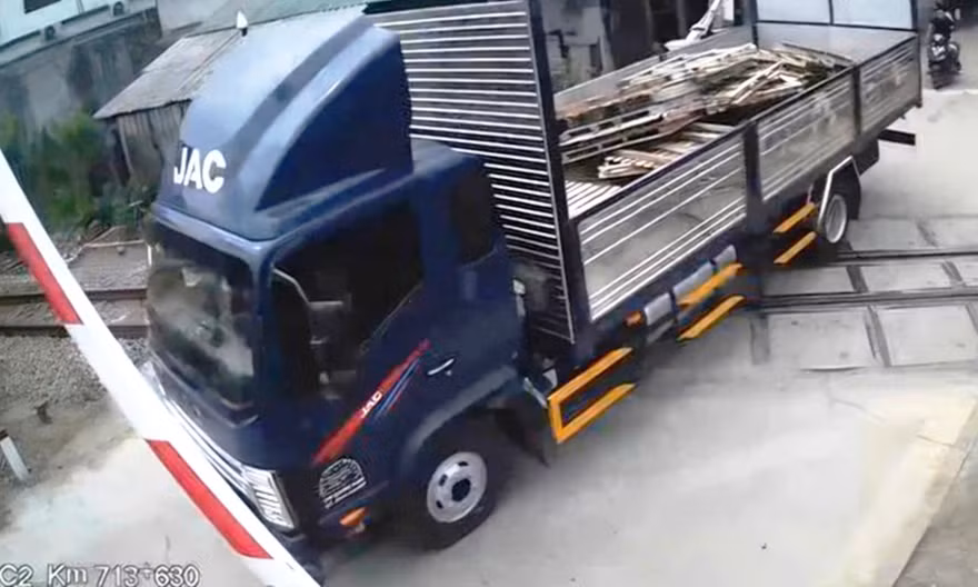 Vượt chắn tàu đang hạ, tài xế bị phạt hơn 41 triệu đồng