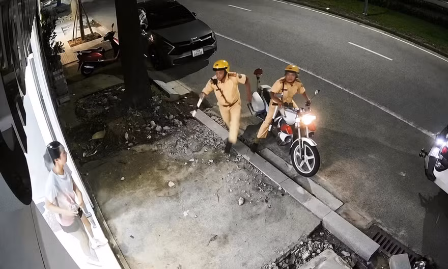 Hai cảnh sát giao thông cứu người đột quỵ khi đang làm nhiệm vụ trên phố