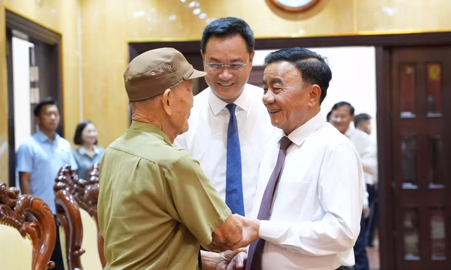 Thường trực Ban Bí thư Trần Cẩm Tú trao Huy hiệu 80 năm tuổi Đảng ở Đà Nẵng
