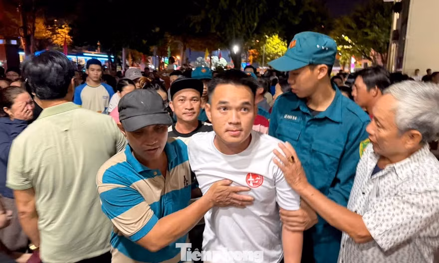 Sau chuyến biển sinh tử, 32 ngư dân vỡ òa trong vòng tay quê nhà