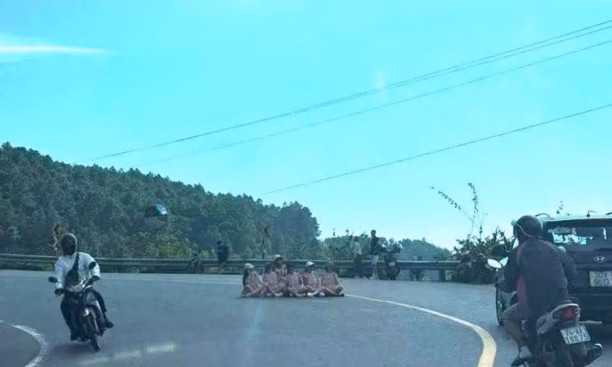 Xác minh nhóm người ngồi giữa khúc cua đường đèo Hải Vân chụp ảnh