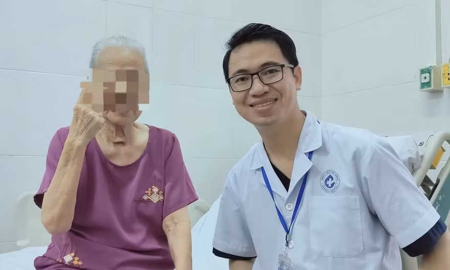 Dằm tre đâm vào tay, cụ bà rơi vào nguy kịch