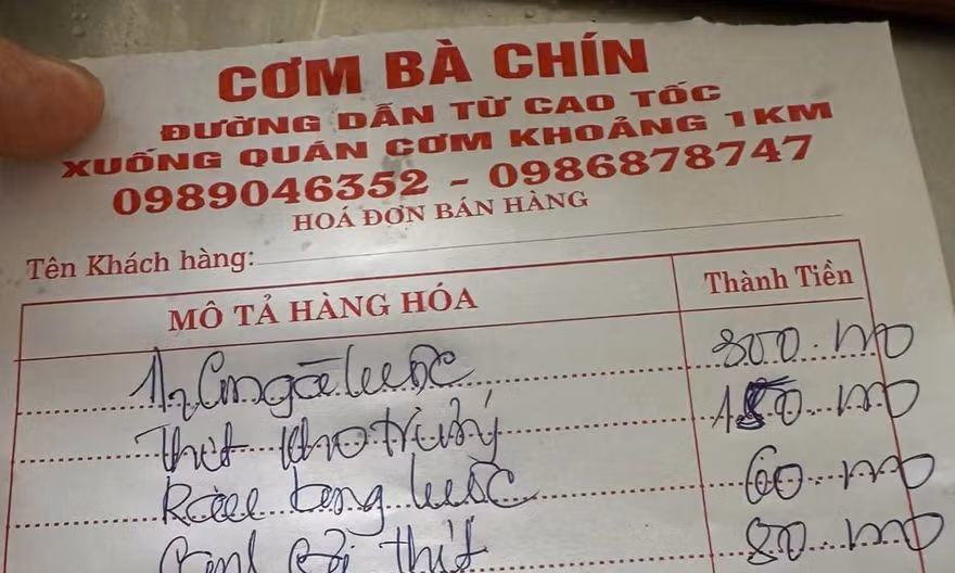 Ghé quán cơm bình dân, tài xế bức xúc vì nửa con gà giá 300.000 đồng