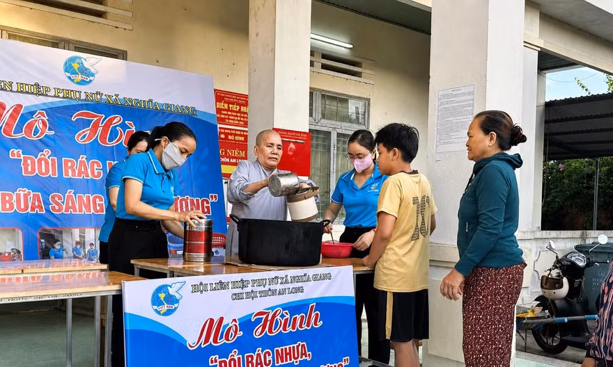 Gom rác đổi cháo sáng