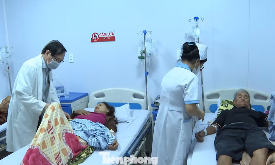 Số ca nghi ngộ độc bánh mì tăng lên 135, Quảng Ngãi chỉ đạo khẩn điều tra nguyên nhân