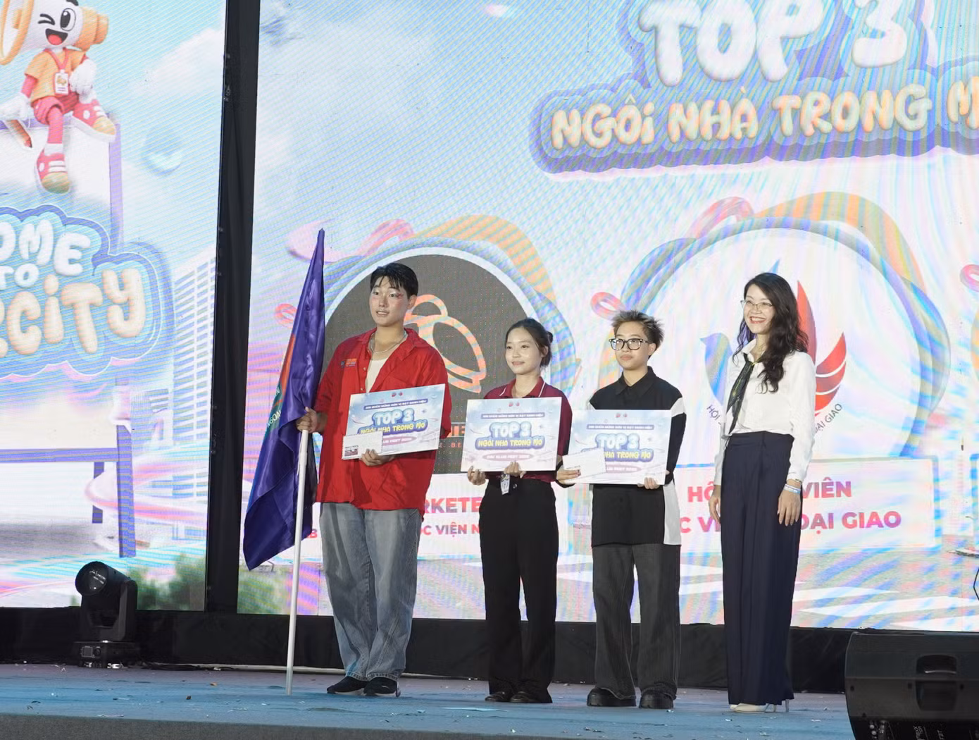 anh-3-dai-dien-cac-cau-lac-bo-doi-nhom-duoc-vinh-danh-tai-dem-nhac-hoi-dav-club-fest-2026-ghi-nhan-nhung-dong-gop-trong-hoat-dong-sinh-vien-tai-hoc-vien-ngoai-giao.jpg