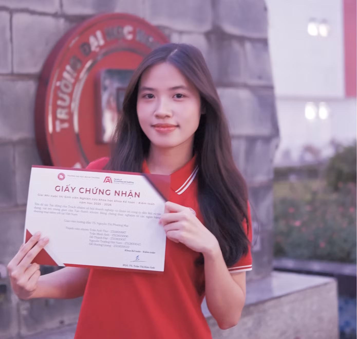 anh-1-tran-anh-thu-nhan-giai-nhi-tai-cuoc-thi-sinh-vien-nghien-cuu-khoa-hoc-cap-khoa-ke-toan-kiem-toan-nam-hoc.jpg