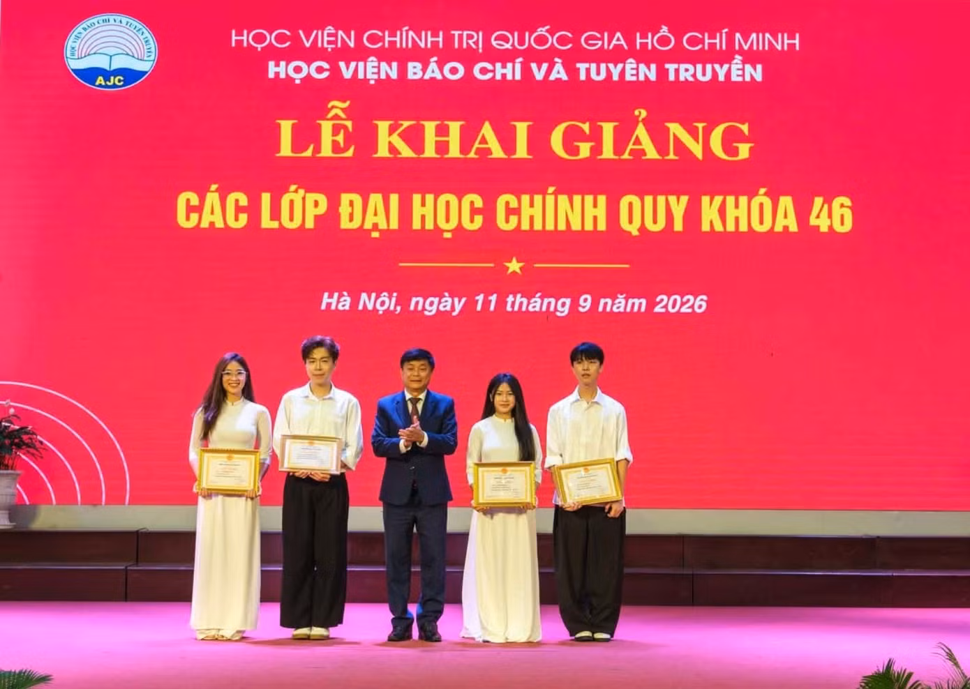 anh-1-truong-ngoc-linh-ngoai-cung-ben-trai-nhan-bang-khen-trong-le-khai-giang-dau-nam-tai-ajc.jpg