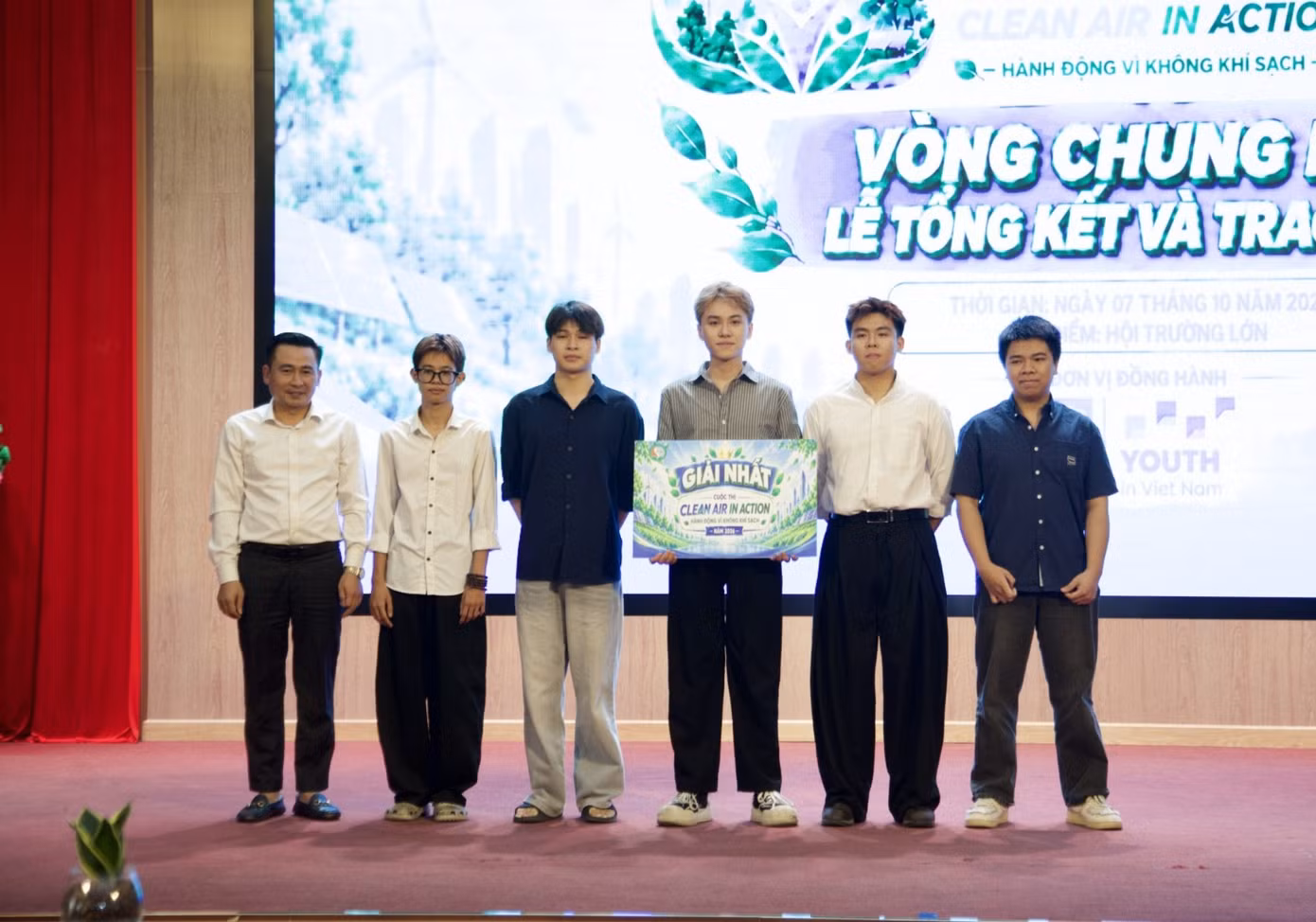 cong-chinh-thu-hai-tu-ben-phai-sang-la-truong-nhom-cua-du-an-airguard-clock-dong-ho-thong-minh-canh-bao-o-nhiem-khong-khi-da-dat-giai-nhat-cuoc-thi-sinh-vien-khoi-nghiep-2026-do-truong-dai-hoc-tai-nguyen-va-mo.jpg
