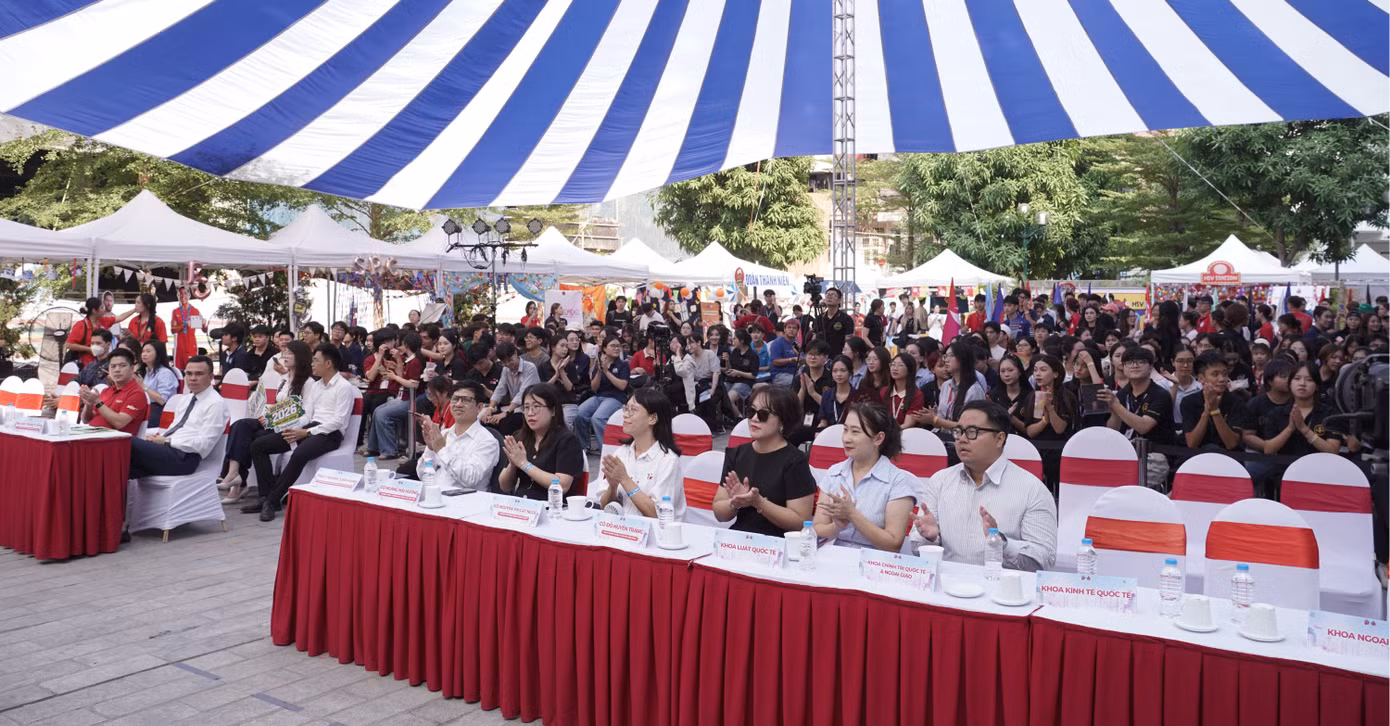 anh-1-khong-khi-soi-noi-tai-dav-club-fest-2026-voi-su-tham-gia-cua-dong-dao-sinh-vien-hoc-vien-ngoai-giao.jpg