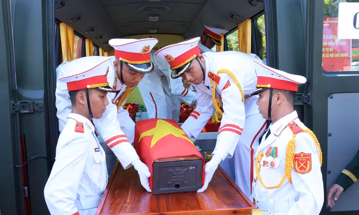 Khoảnh khắc cảm xúc trong lễ tiễn đưa 731 hài cốt liệt sĩ về Nghĩa trang TPHCM