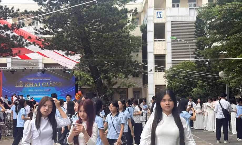 Những tân sinh viên dự lễ khai giảng năm học mới tại trường ĐH Thủ đô Hà Nội. Ảnh: Đỗ Hợp