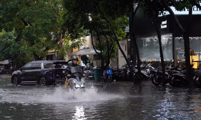 'Khu nhà giàu' TPHCM ngập nặng sau trận mưa như trút