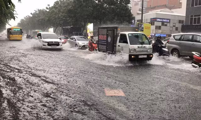Lý do cửa ngõ sân bay Tân Sơn Nhất ngập úng khi mưa lớn