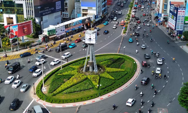 Diễn biến giao thông trong ngày đầu phân luồng vòng xoay Điện Biên Phủ
