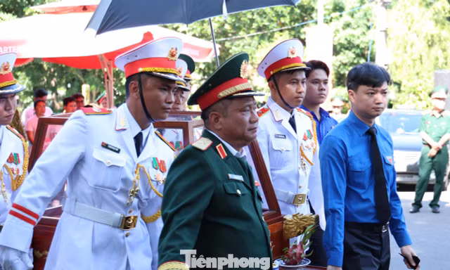 Bí thư Thường trực Trung ương Đoàn tiễn đưa anh hùng liệt sĩ tại công viên Lê Thị Riêng