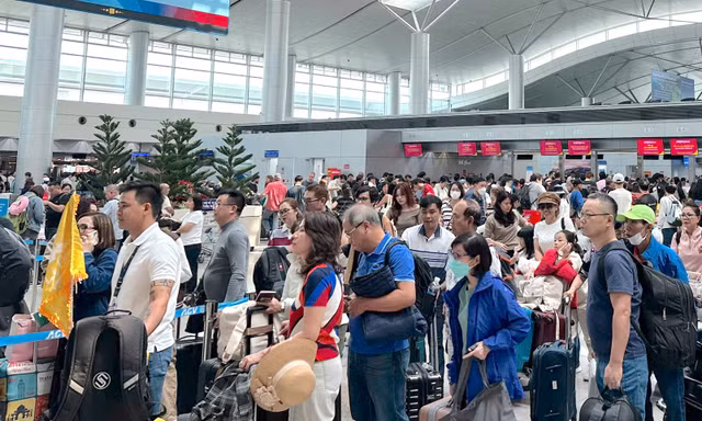 Dự kiến 130.000 khách qua sân bay Tân Sơn Nhất trong ngày 30/4 