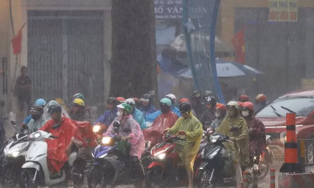 TPHCM đón mưa lớn nhiều nơi, đề phòng ngập úng, gió mạnh