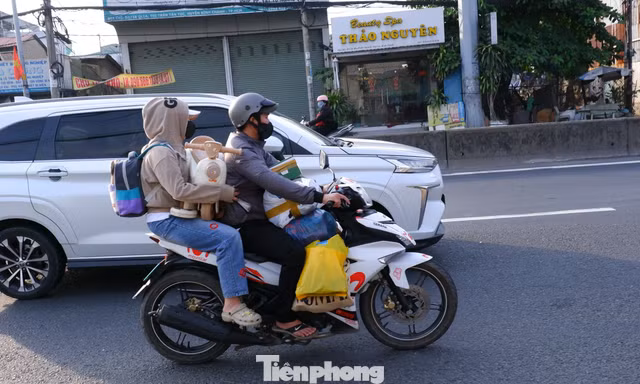 Chiều cuối kỳ nghỉ Tết Dương lịch: Người dân lỉnh kỉnh hành lý trở lại TPHCM